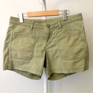 The North Face Athleisure Casual Minimalist Contemporary Green Shorts. 10 Large